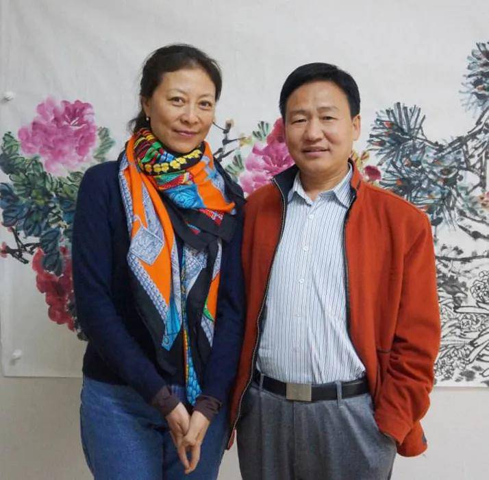 著名影后岳红晒国外旅游照,穿中国红很亮眼,将东方美展现的淋漓尽致!