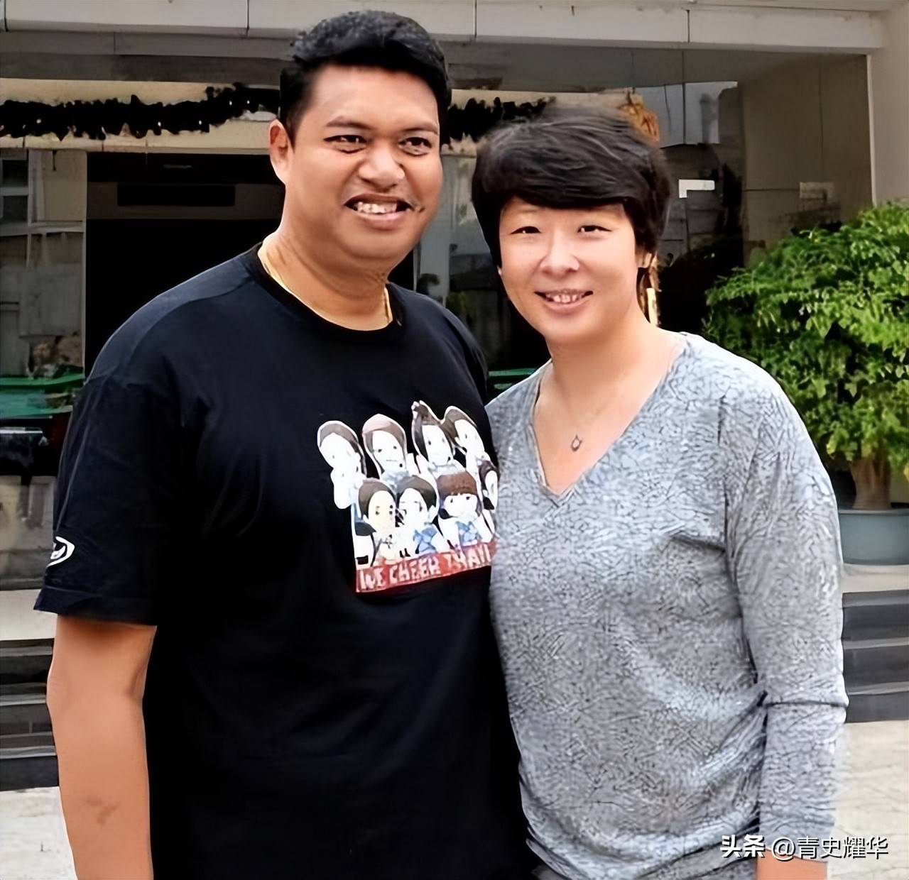 因为冯坤的结婚对象,是泰国的女排教练加提蓬,这段异国恋更是让冯坤的