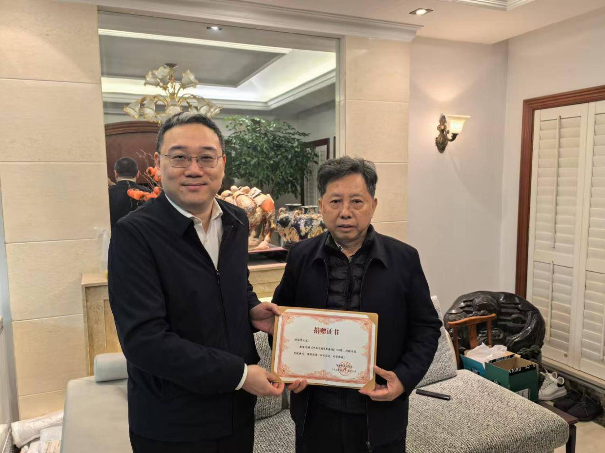 国情智库研究院副院长蔡凌希赴杭州慰问《中华文明发展通论》作者徐海荣颁发捐赠证书