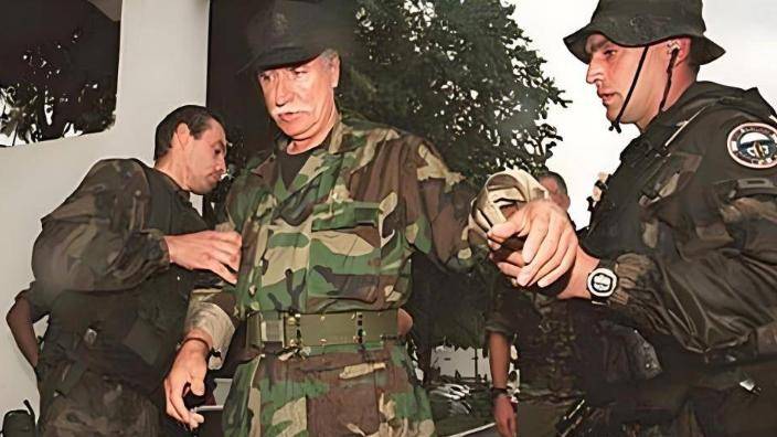 他被称雇佣兵之王,曾干掉4任总统,娶6个妻子,还窃取一个国家