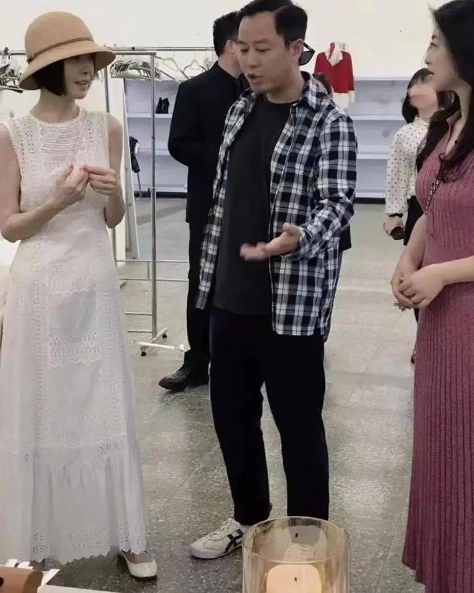 54岁鲁豫恋爱后美出新高度!穿黄裙容光焕发,难怪能俘获小19岁男友