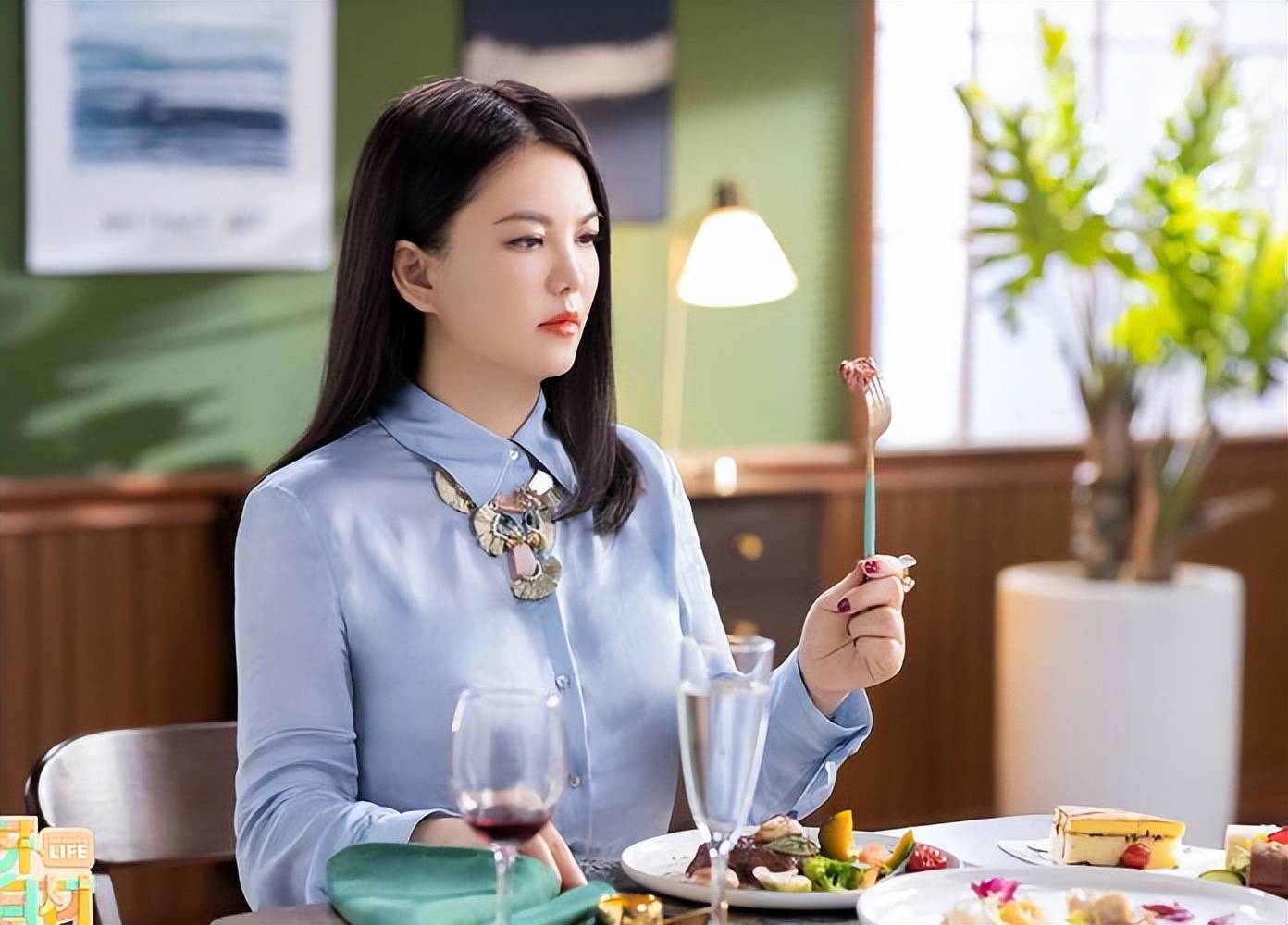 现状证明了,咱妈立场不明确的李湘早就踏上了不归路!