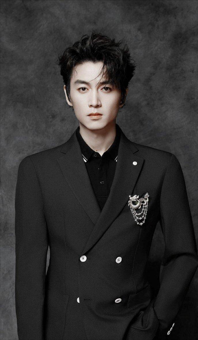 陈晓现身杭州,潇洒帅气被粉丝调戏害羞微笑,疑不打算去岳父葬礼