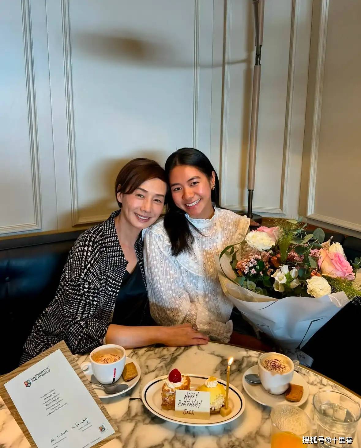 毛舜筠次女硕士毕业全家齐聚英国庆祝79岁丈夫满头白发好慈祥