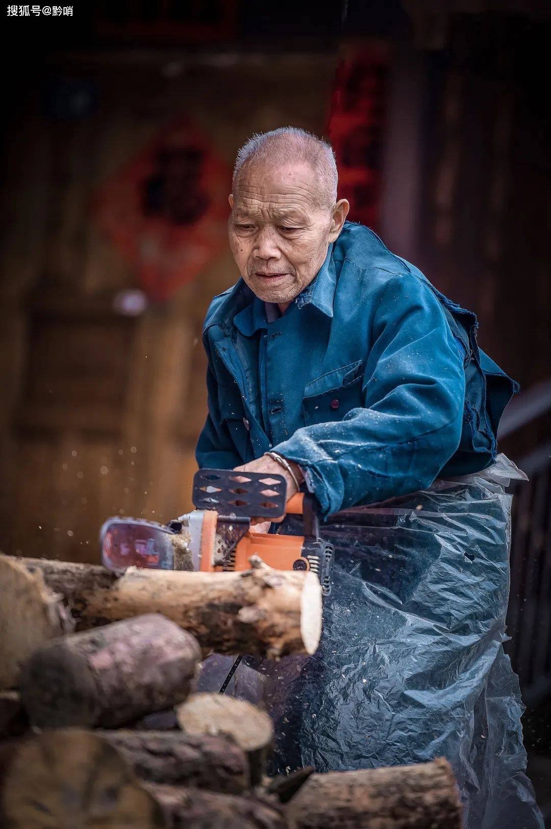 着古老的习俗和传统技艺在青曼苗寨由于舟溪式苗族服饰穿戴比较费时