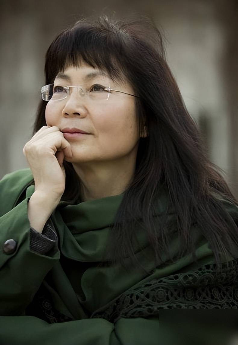 作曲家雷蕾,32岁成名,次年嫁给作词人,与公婆同住11年相安无事