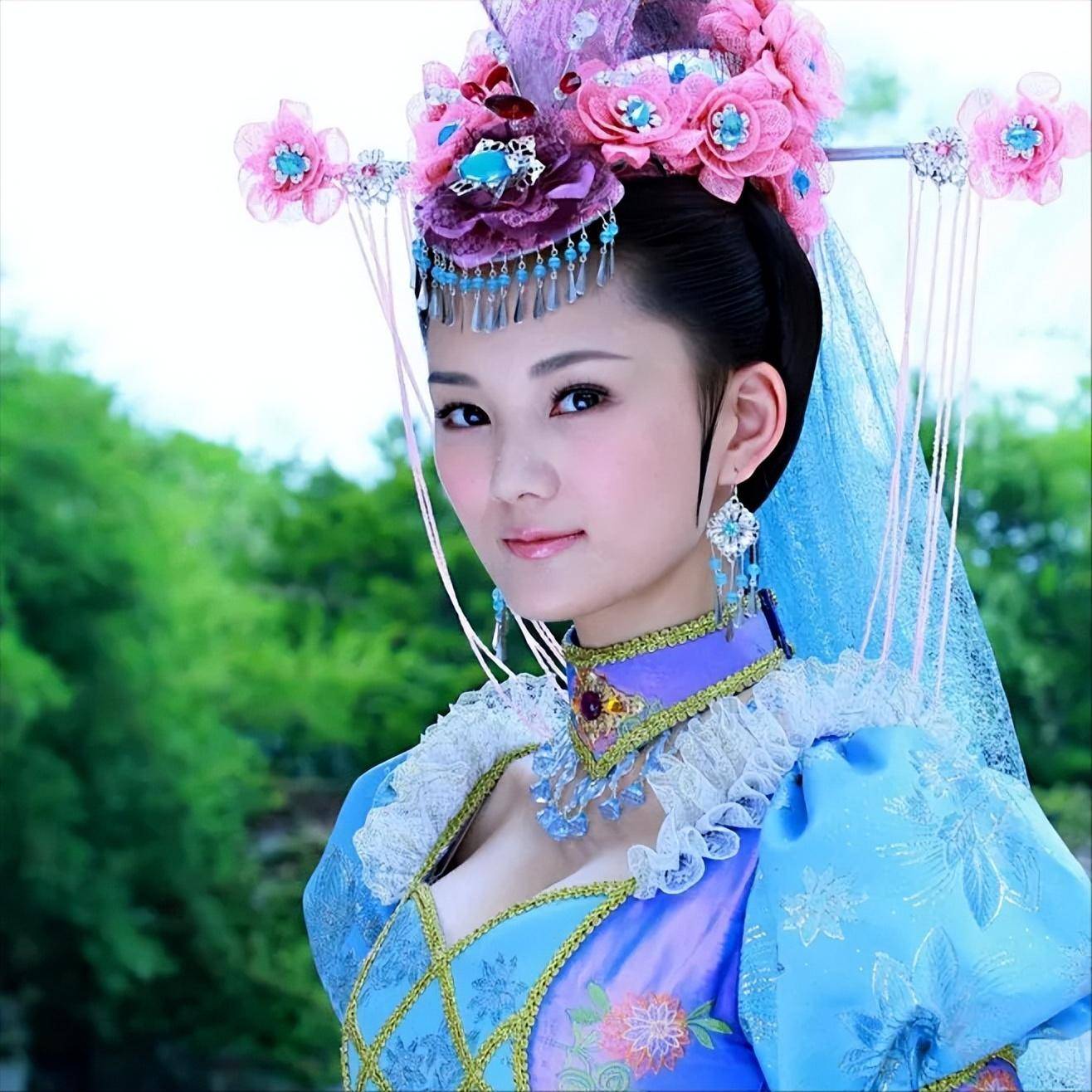 小白兔馨子选择出国深造回来后无戏可拍转行做了博主