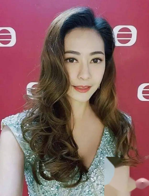女神来袭!33岁刘芷希的迷人写真,太有魅力了!_气质_演技_外貌