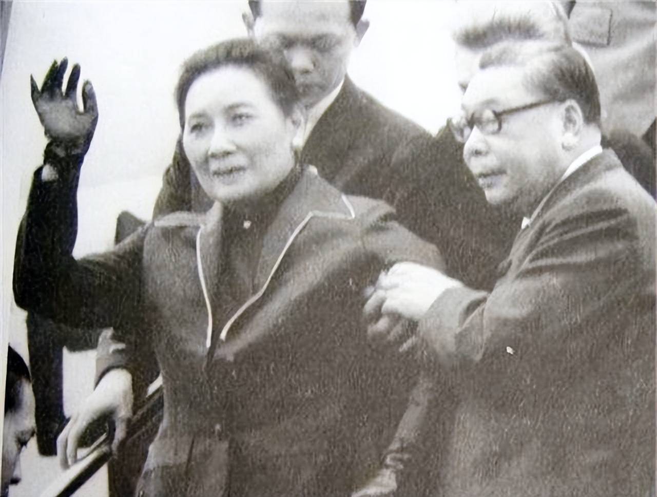 1988年蒋经国去世，蒋纬国本欲图谋不轨，宋美龄一句话吓傻蒋纬国_搜狐网