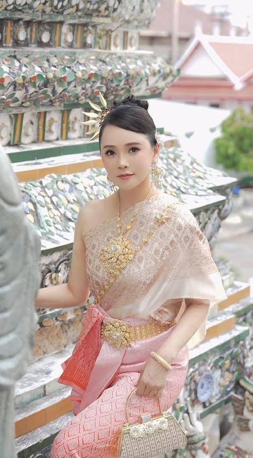 伊能静晒8岁女儿正脸照,整牙后门牙缝隙大,下巴跟哥哥一模一样