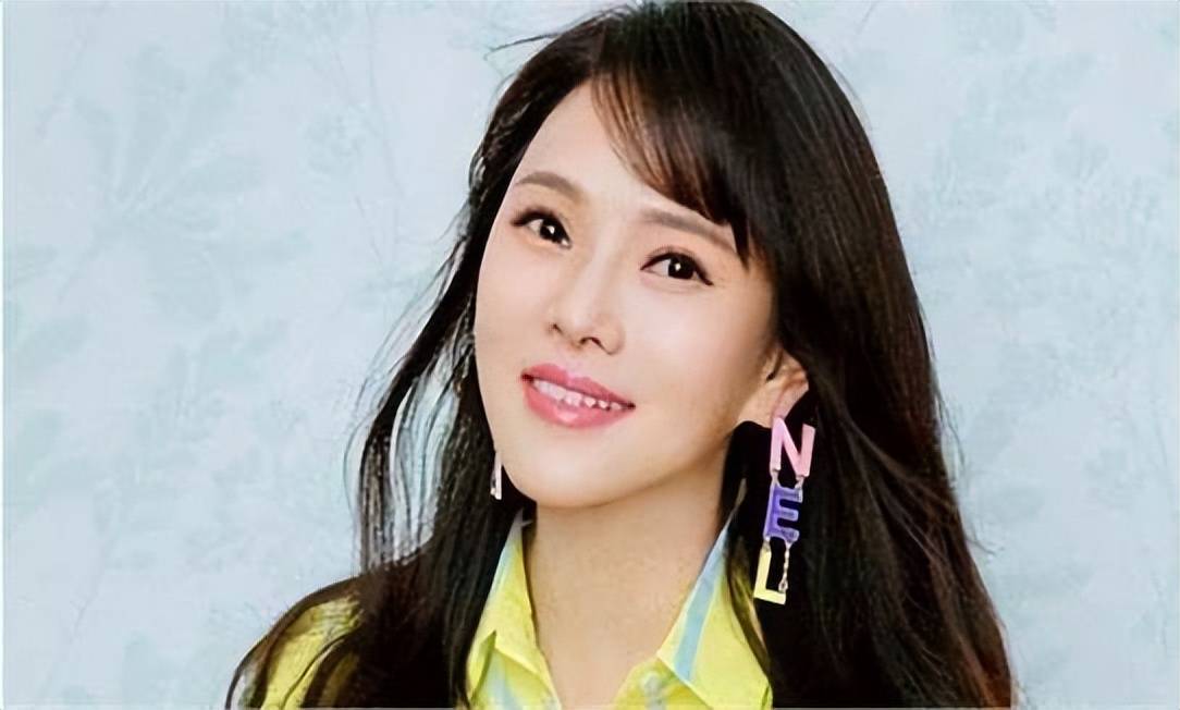 伊能静晒8岁女儿正脸照,整牙后门牙缝隙大,下巴跟哥哥一模一样
