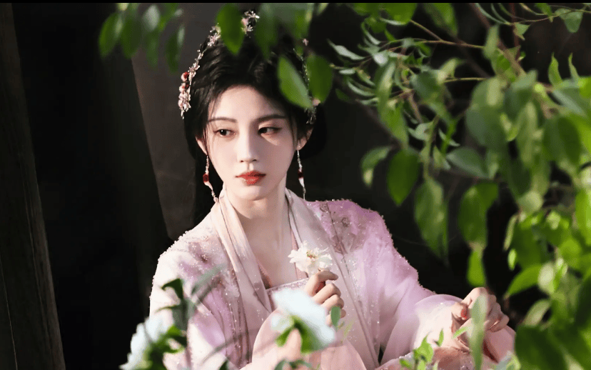 鞠婧祎粉衣出镜,仙气十足,女王范十足!