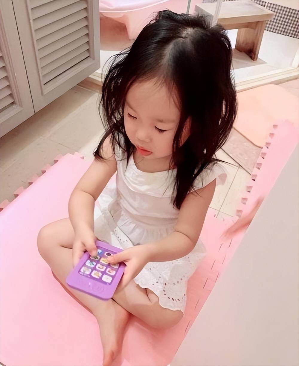 伊能静晒8岁女儿正脸照,整牙后门牙缝隙大,下巴跟哥哥一模一样