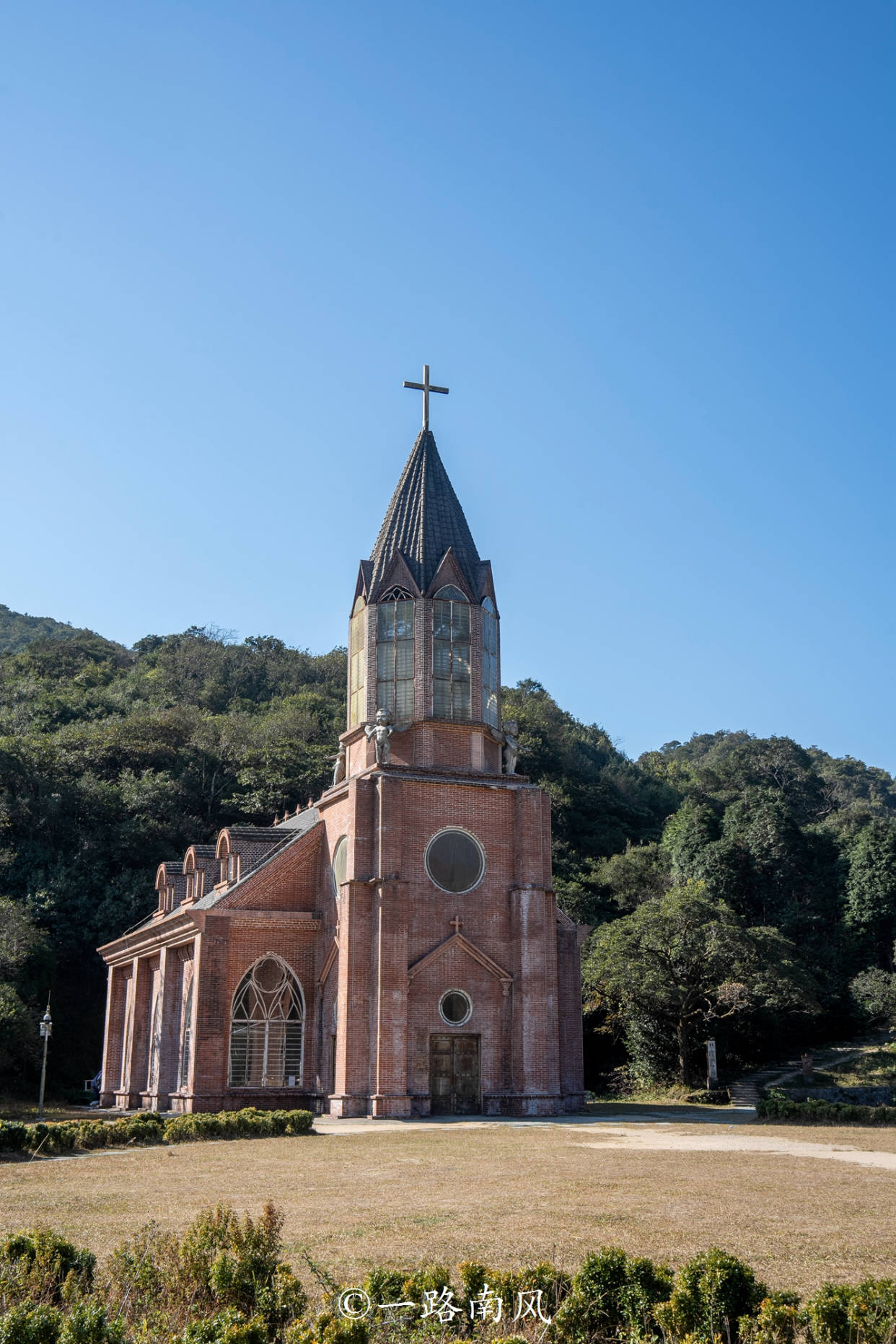 以莲花景区最为经典,千米高山草甸与大教堂是高山旅游区的颜值担当和