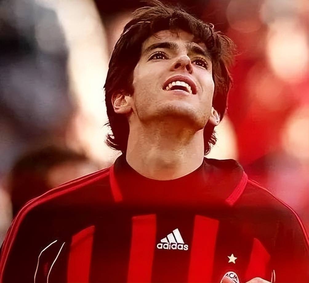 ac米兰125周年海报:马尔蒂尼,因扎吉,卡卡,伊布等巨星出镜