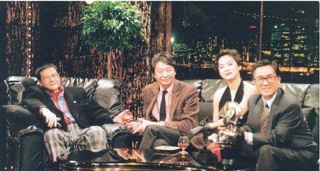 1995 年,54 岁的黄霑与陪伴他多年的助理陈惠敏结婚,这段婚姻,是他