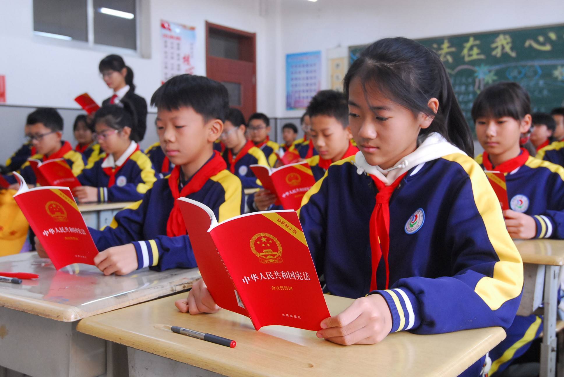 12月4日,在山东省青岛市即墨区德馨小学德课堂上,法官给学生讲解宪法