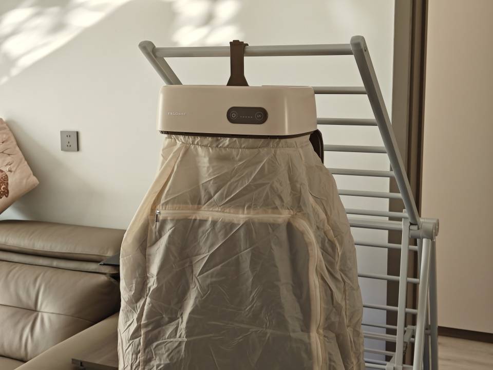 宫菱便携烘干机深度评测:首创烘蒸双模式,专攻厚衣速干无盲区,安全护衣更出色!