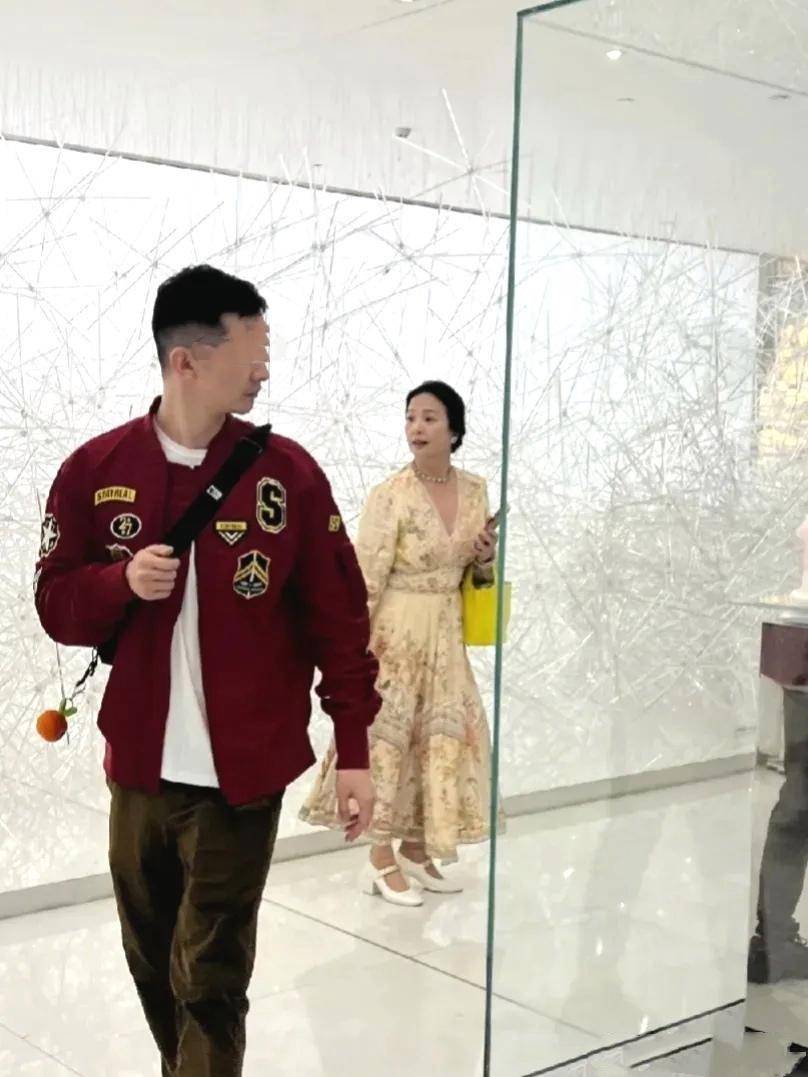 65岁刘亦菲妈妈近照曝光,母女俩回老家探亲,刘晓莉比女儿还美_哈尔滨