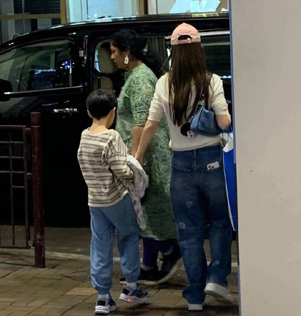 35岁杨颖逛商场给儿子买衣服,穿露脐装马甲线抢镜,谁说生完娃不能有