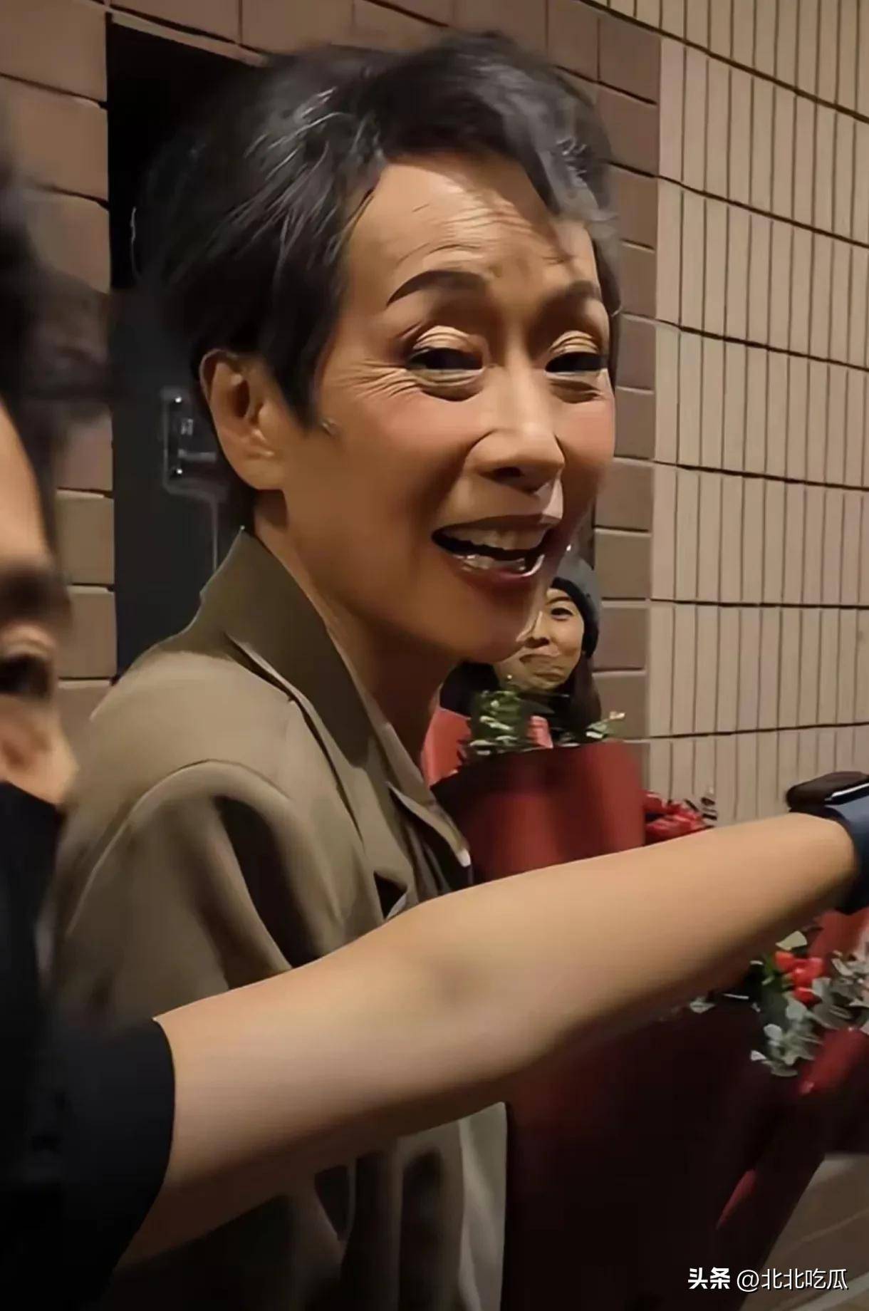 61岁叶童香港行生图身躯佝偻满脸皱纹不老女神只是美颜强大