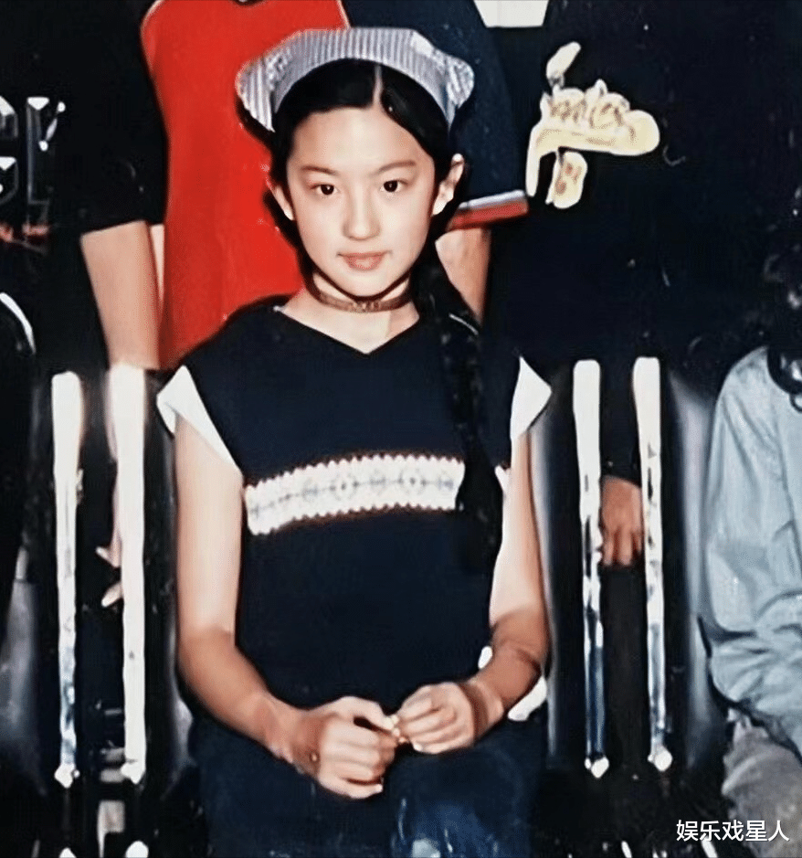 刘亦菲初中合影曝光,校园美人胚子,气质与美貌令人惊叹!