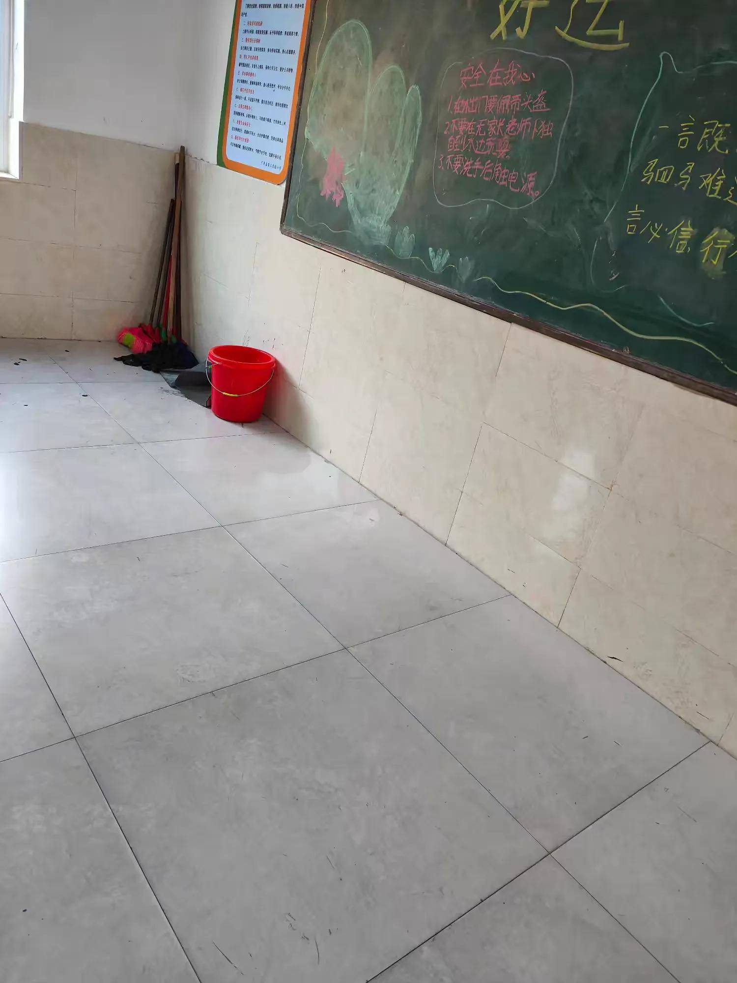 学校总务处联合各科室主任对各班及办公室进行了全面,细致的卫生检查