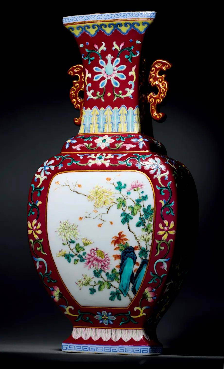 清乾隆 胭脂红地粉彩开光洞石花卉双螭耳壁瓶|上海仲轩2025迎春文物