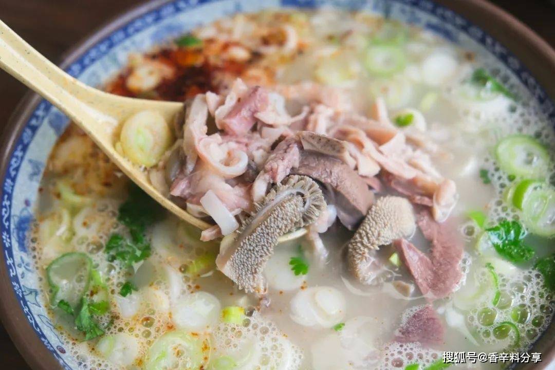 熬羊汤时，调料越多越难喝，只放4样料，羊汤奶白，羊肉不膻_香料_白蔻_香气