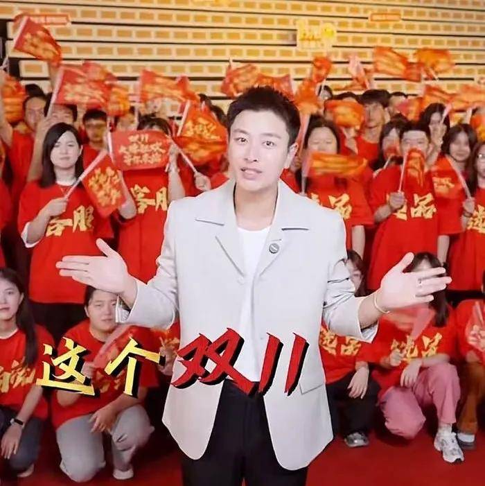 与王宝强相比,贾乃亮不仅拥有"老实人"形象,他还能在直播间展示主持人