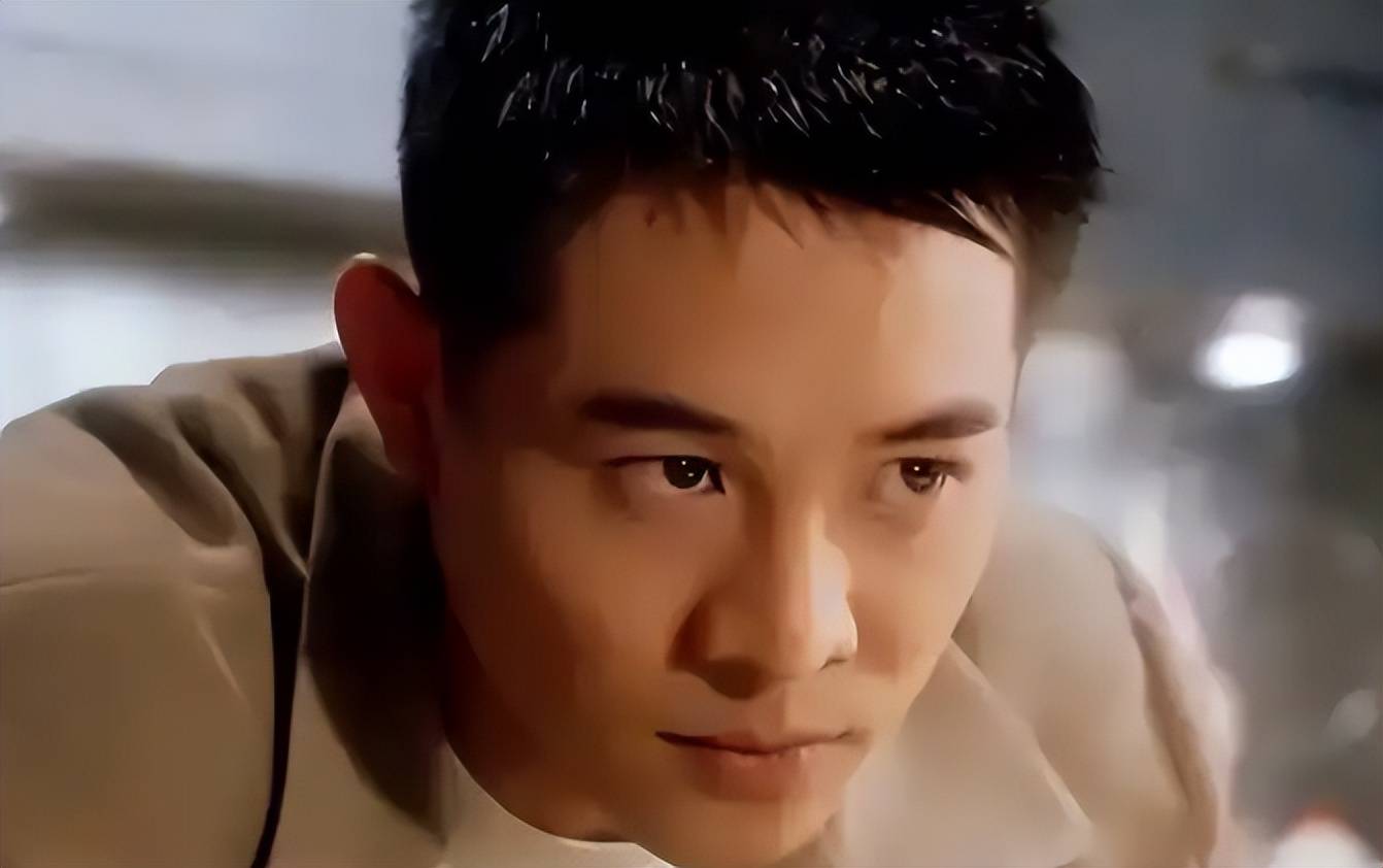 成龙老了,李连杰老了,周星驰也老了,而64岁的他看起来像30岁