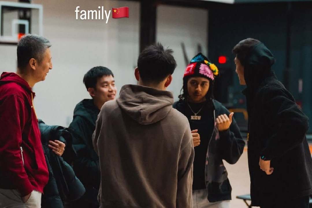 “family CN” 混血球员朱正晒与男篮主帅郭士强合影