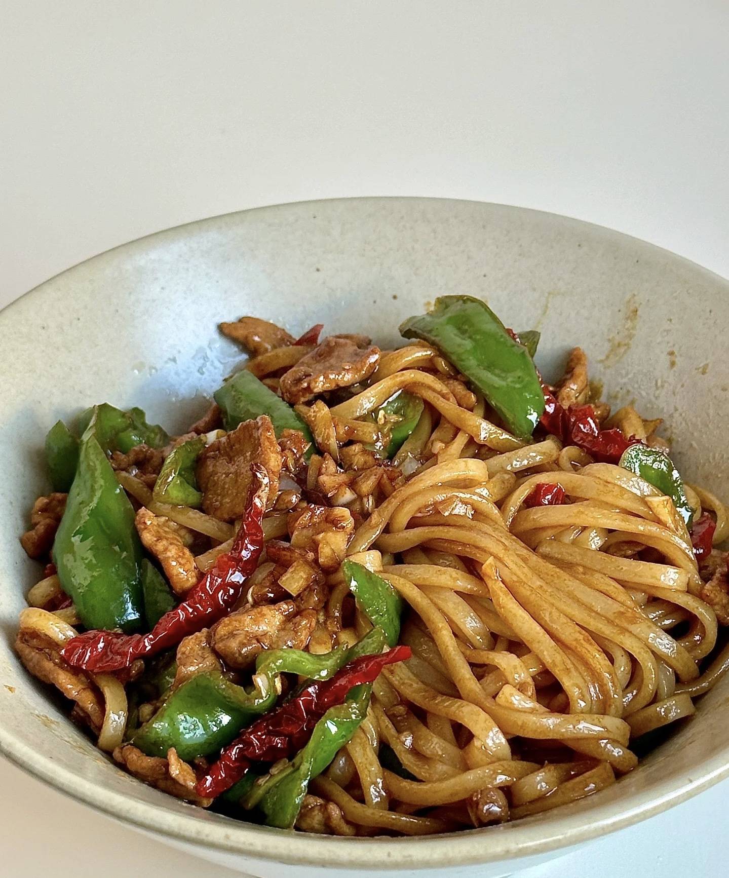 尖椒肉片炒面:家常美味的极致演绎,轻松在家复制餐馆级风味