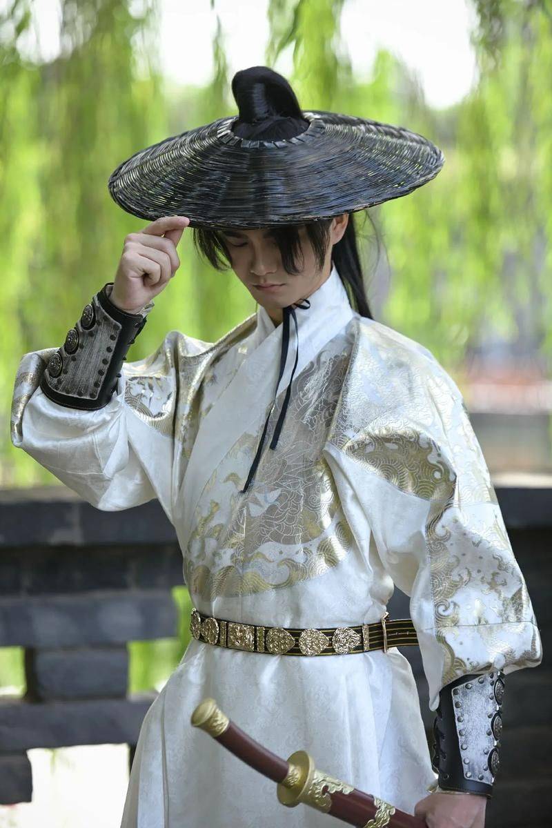 可一手握拳置于身前,另一手自然垂于侧方,仿佛古代文人雅士在吟诗赏景