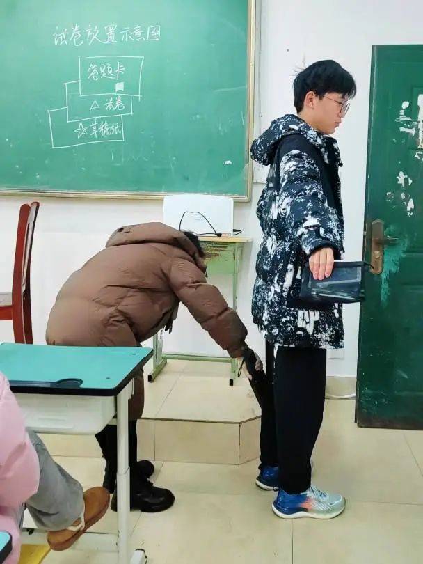 梓潼中学校服图片