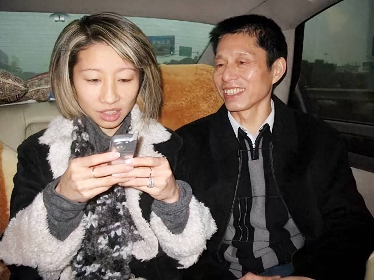 登台领奖那一刻,陆莉眼中泪光闪烁,饱含深情地用家乡话倾诉:"回到家里