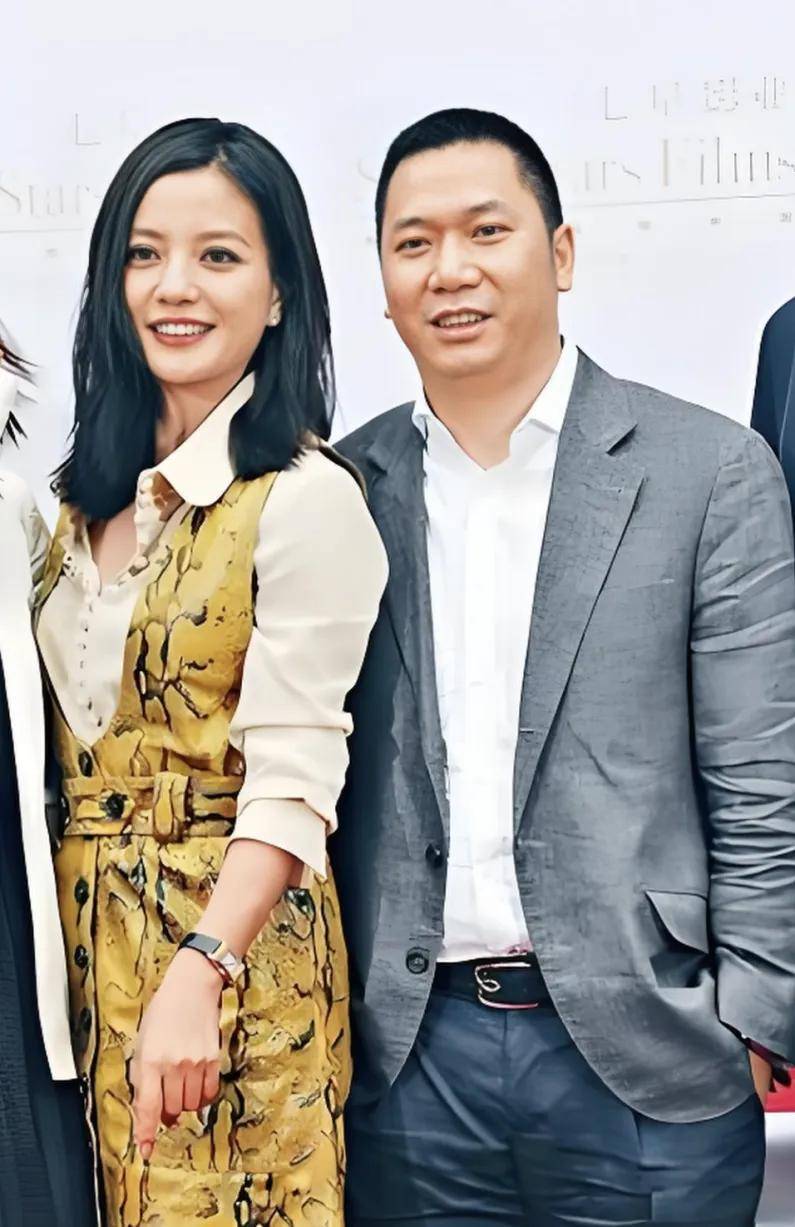 48岁赵薇宣布离婚,前夫黄有龙被曝欠债7.53亿,大难临头各自飞了?