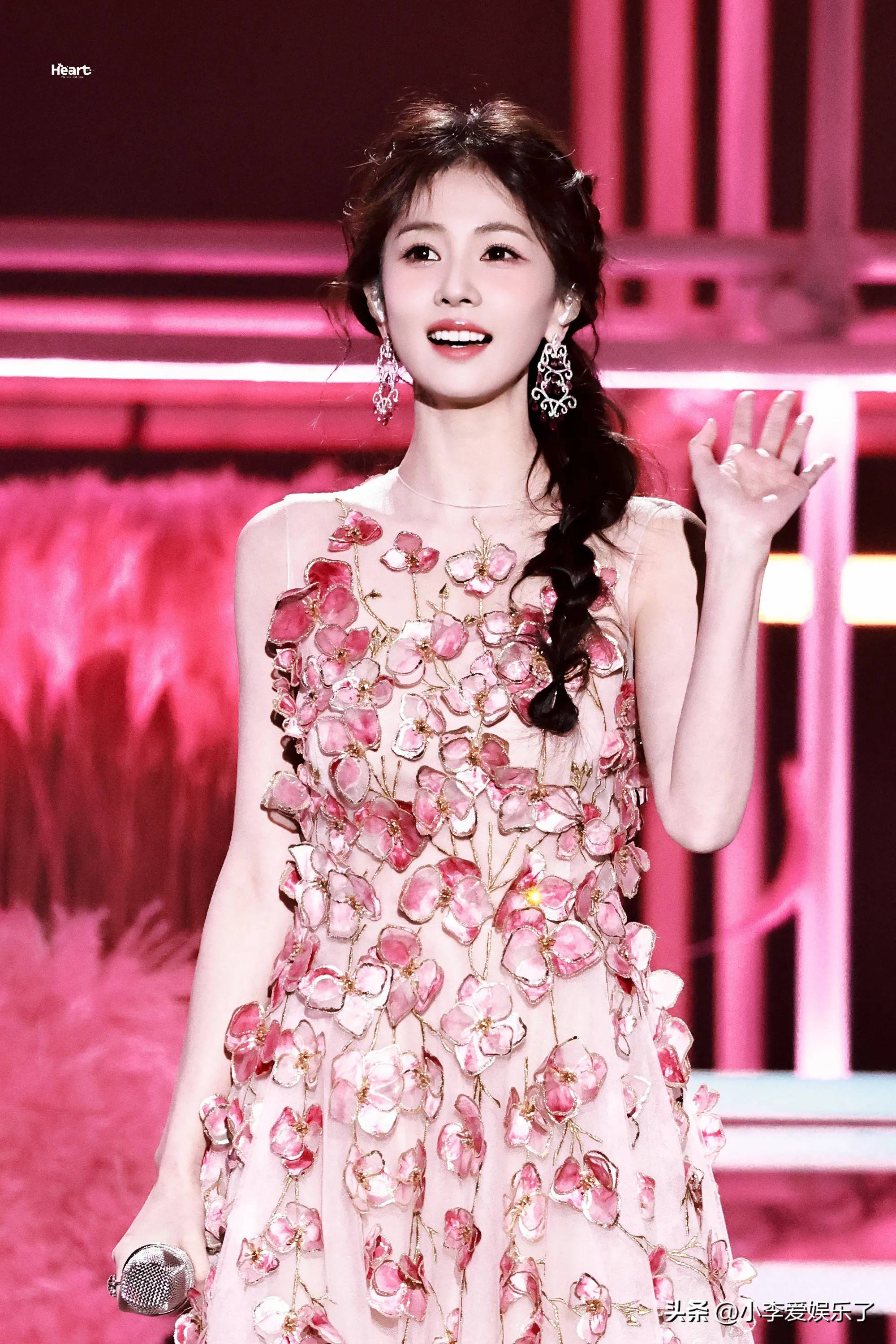 明星跨年舞台播放量榜,,李宇春压轴,王一博播放破亿成毅周深上榜