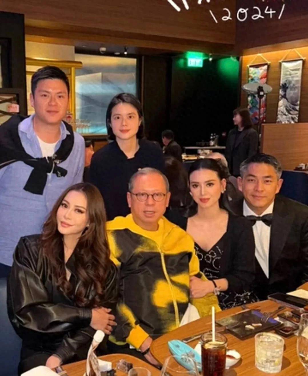 林建岳和子女新年聚餐,前妻谢玲玲与甄子丹任达华吕良伟等人庆祝