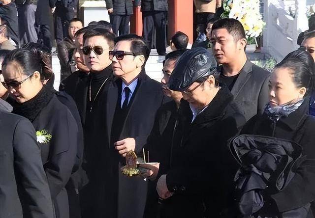 向华强弟弟向华胜谈过3个明星女友一个比一个漂亮64岁去世