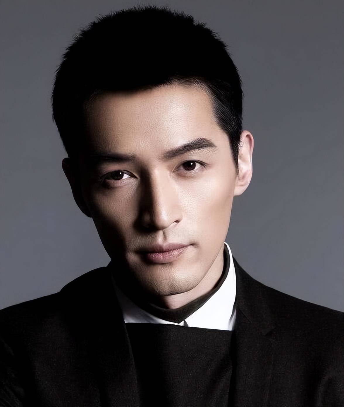 寒门胡歌的出圈路,79岁奶奶曾借4万元陪他复读,现在演艺圈红了