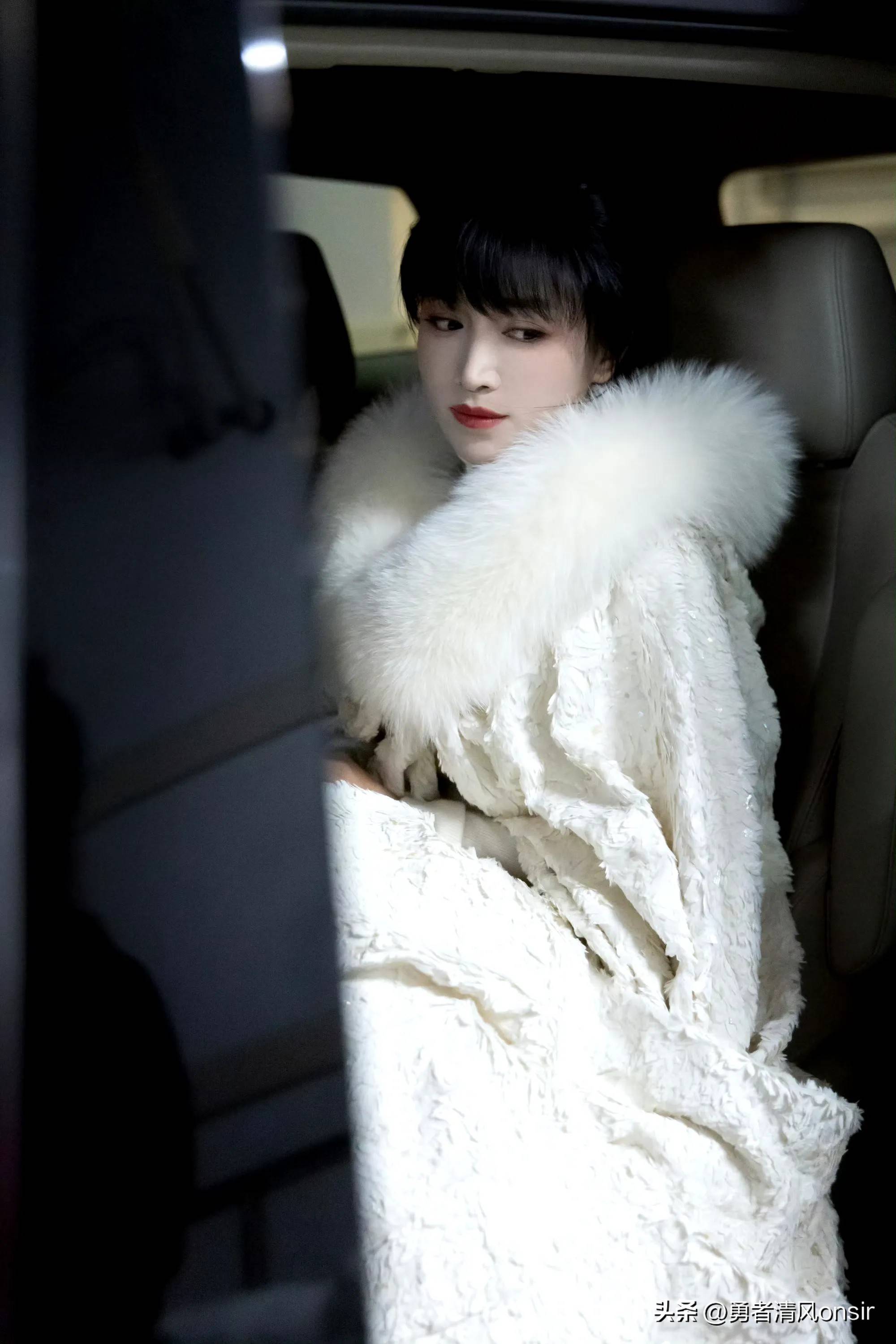 李子柒亮相微博之夜穿了自己亲手缝的螺钿披风又美又仙好惊艳