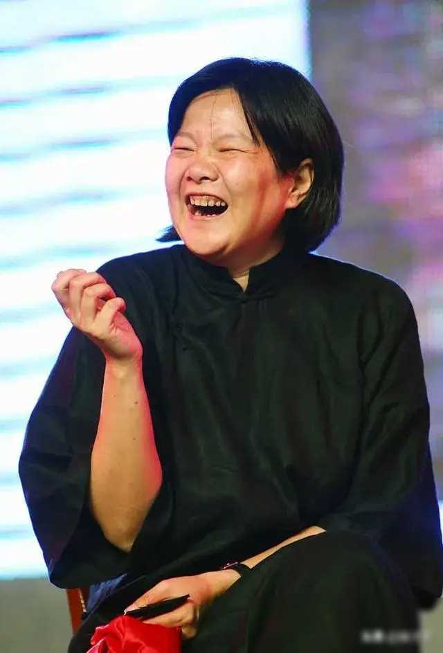 洪晃:43岁遇到高中学历的第四任丈夫,当后妈,领养女儿,过得咋样