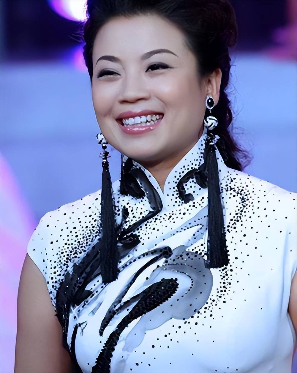 事实证明,56岁身材丰满的歌唱家张也,早已过上了另一种精彩人生