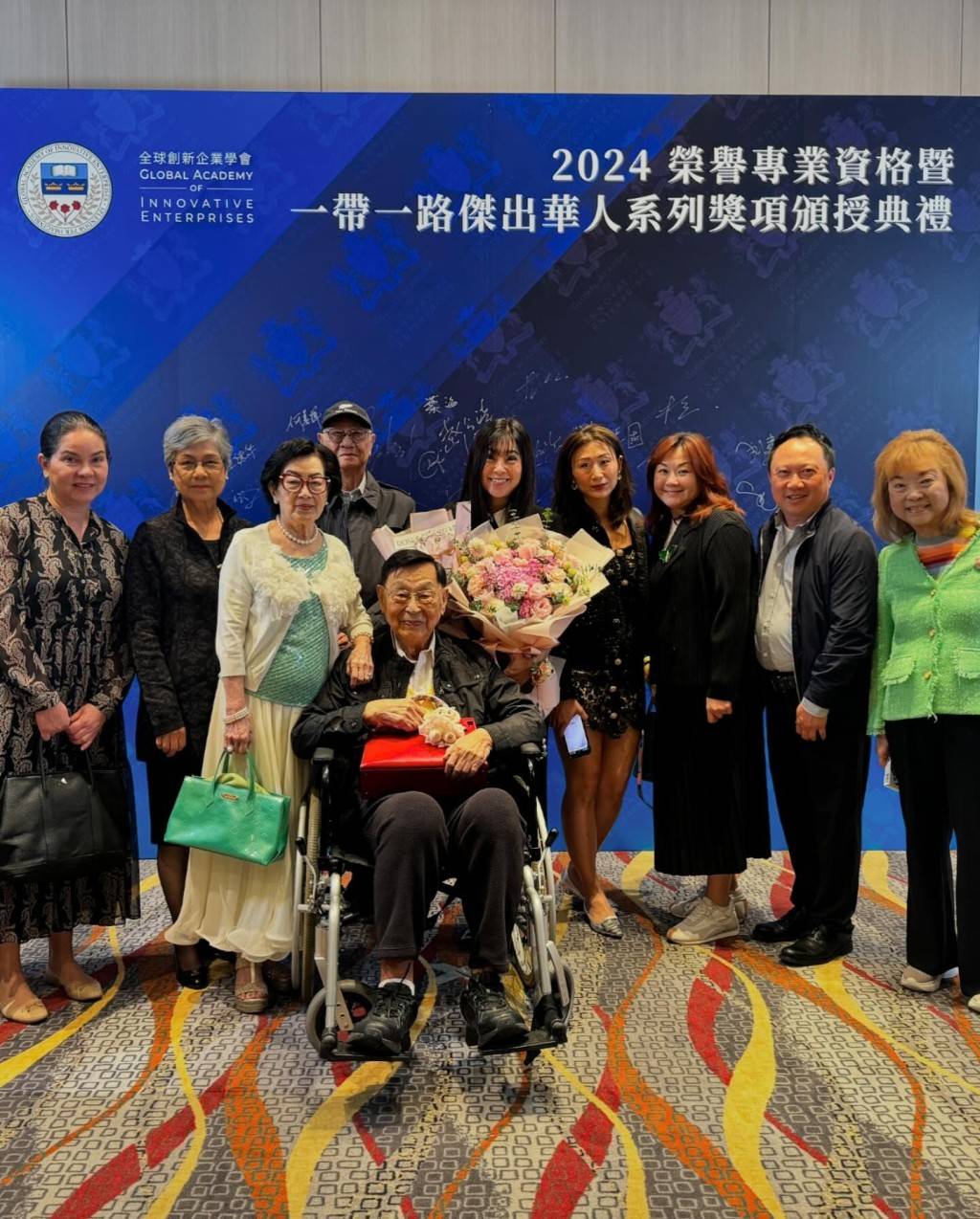 傅明宪晒冻龄父母合照!90岁母亲富态优雅站得直,94岁父亲坐轮椅