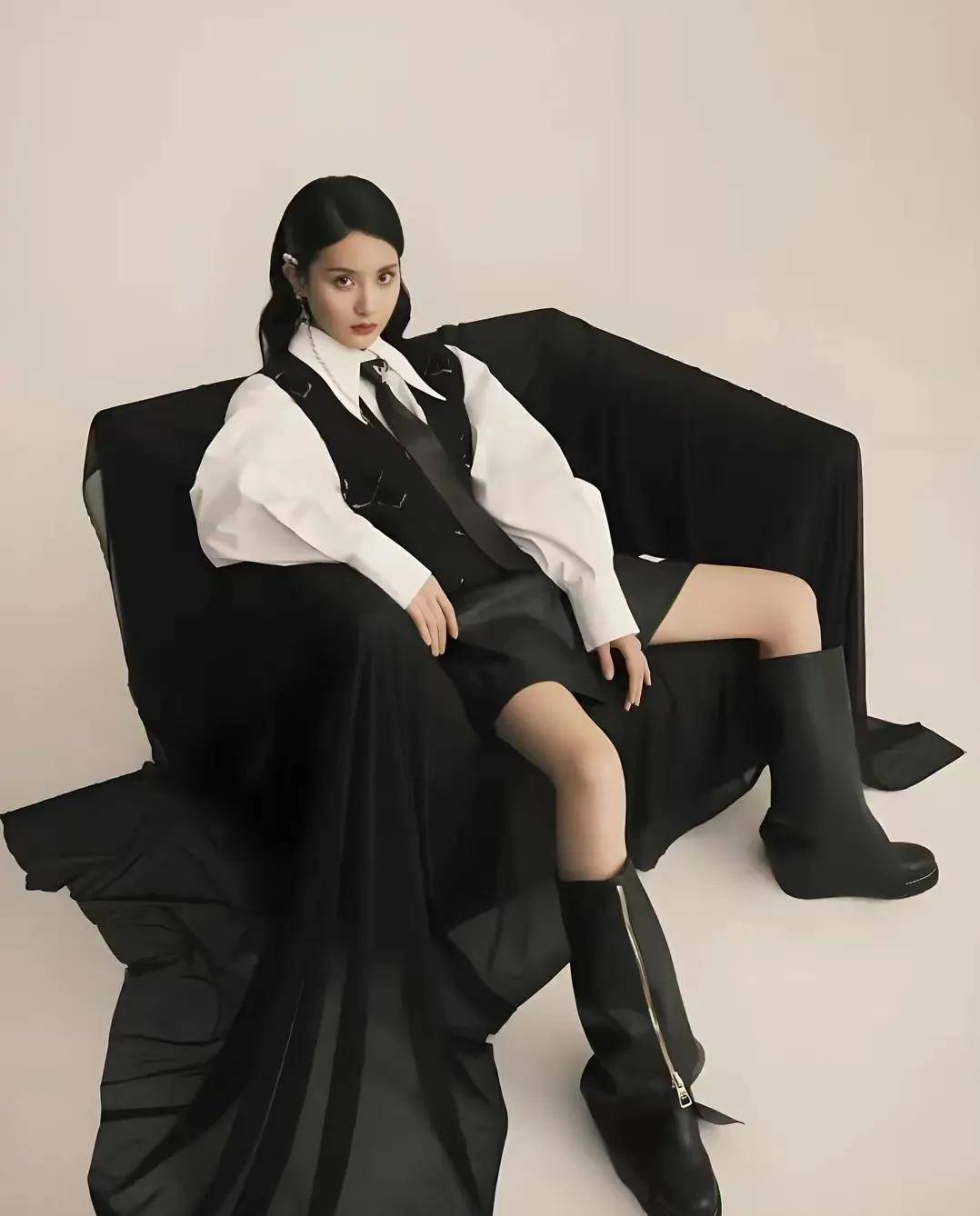 赖雨濛气质爆棚,笑起来感觉好好漂亮.朋友你感觉怎么样呢?