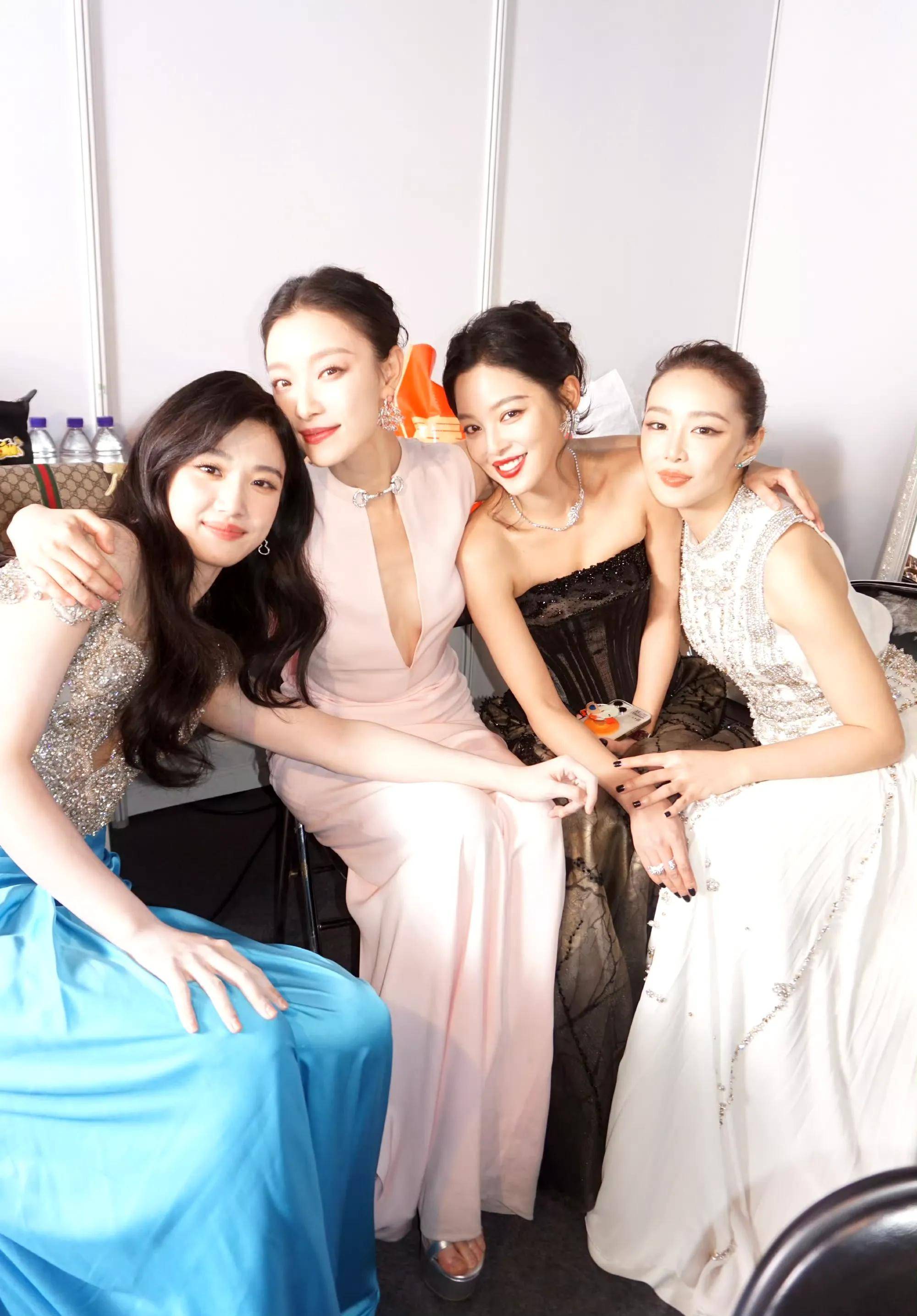 微博之夜成卢昱晓追星现场,晒众多合照,汤唯倪妮惠英红都好宠她