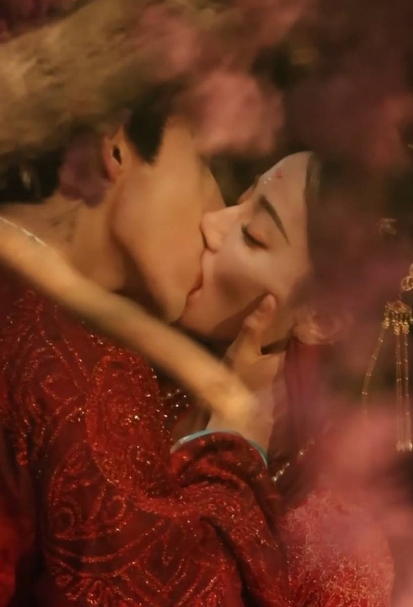 迪丽热巴陈飞宇吻戏太激烈!穿红色婚服暧昧深情
