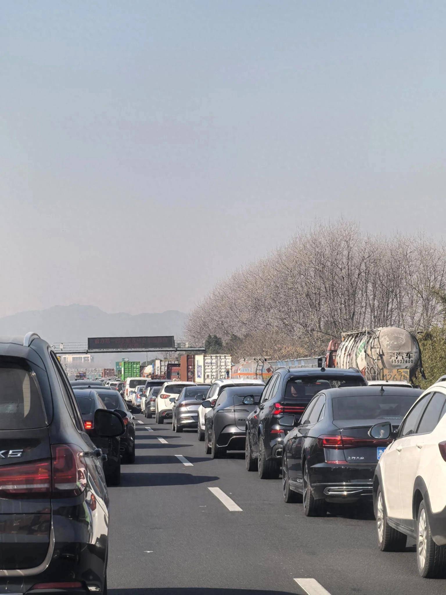 男子开车1500公里回家过年,网友:有钱没钱回家过年!