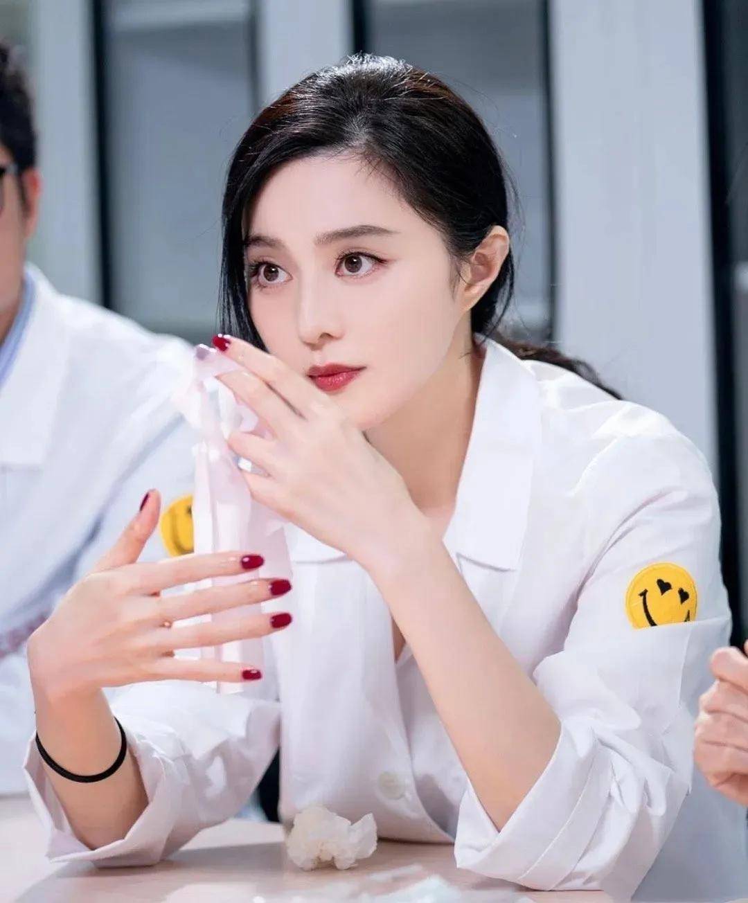 原创43岁范冰冰换发型像换了个人剪齐刘海戴眼镜变下乡知青淡妆也美得